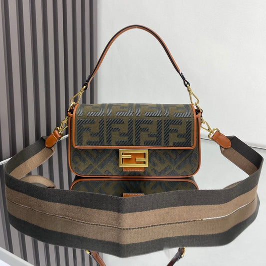 フェンド バゲット グリーン キャンバスバッグ 27 FF刺繍入り Ghw 