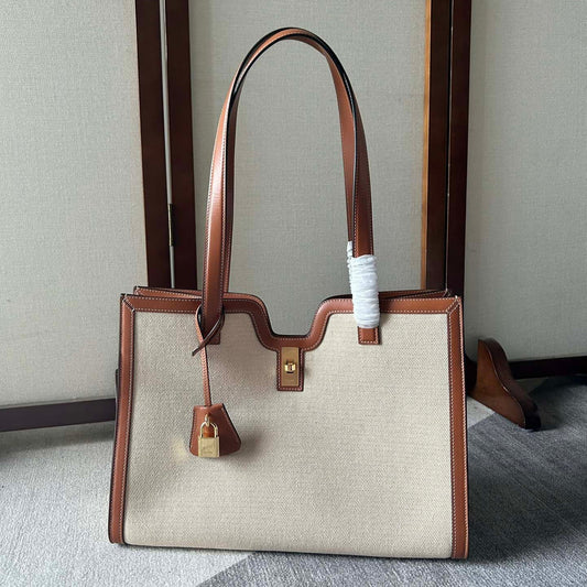 CABAS 37 EN TOILE BLANCHE ET GARNITURE EN CUIR DE VEAU MARRON BRONZE, FERMOIR DORÉ