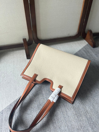 CABAS 37 EN TOILE BLANCHE ET GARNITURE EN CUIR DE VEAU MARRON BRONZE, FERMOIR DORÉ