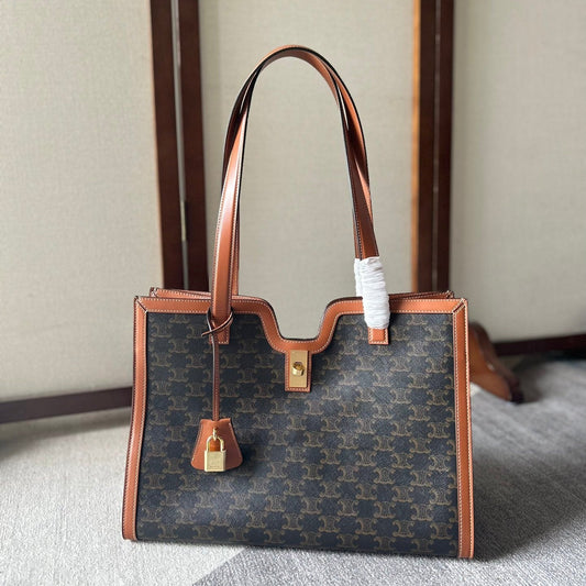 CABAS 37 EN TOILE TRIOMPHE NOIRE ET GARNITURES EN CUIR DE VEAU MARRON BRONZE FERMOIR DORÉ