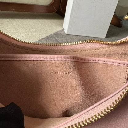 SAC AVA TRIOMPHE MOYEN 23 EN CUIR DE VEAU LISSE ROSE CLAIR, QUINCAILLERIE DORÉE