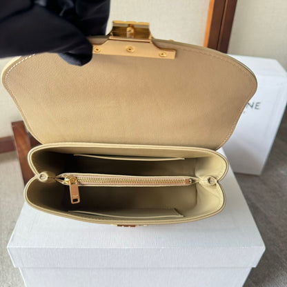 SAC ADO NINO 20 EN CUIR DE VEAU SOUPLE JAUNE PARMESAN, QUINCAILLERIE DORÉE