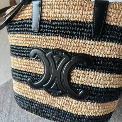 SAC CLASSIQUE COUFFIN 22 À RAYURES EN RAPHIA BEIGE ET NOIR ET GARNITURES EN CUIR DE VEAU