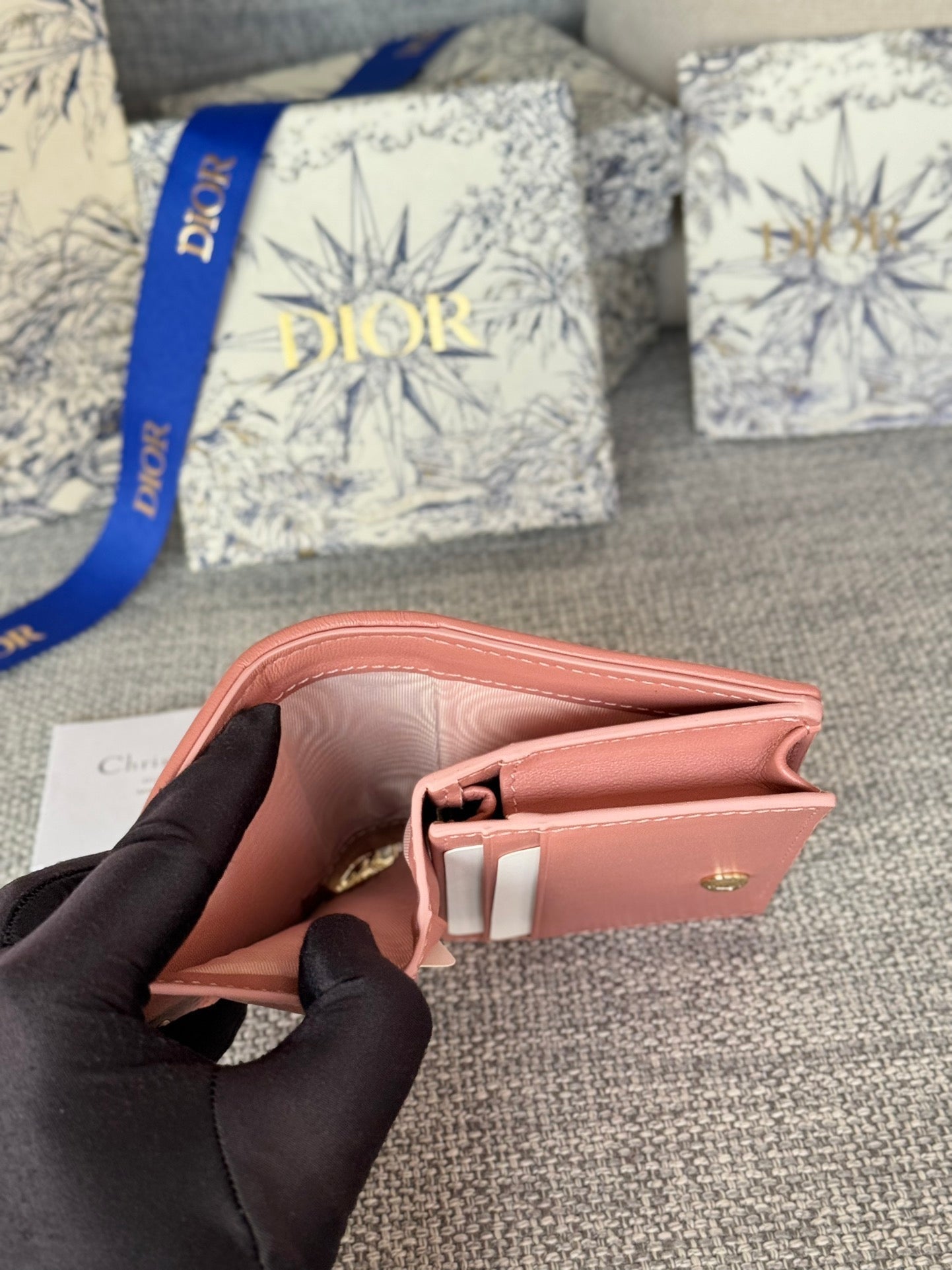 Portefeuille compact CD Caro 11 cm en cuir de veau rose foncé