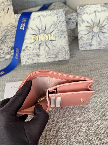 Portefeuille compact CD Caro 11 cm en cuir de veau rose foncé
