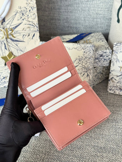 Portefeuille compact CD Caro 11 cm en cuir de veau rose foncé