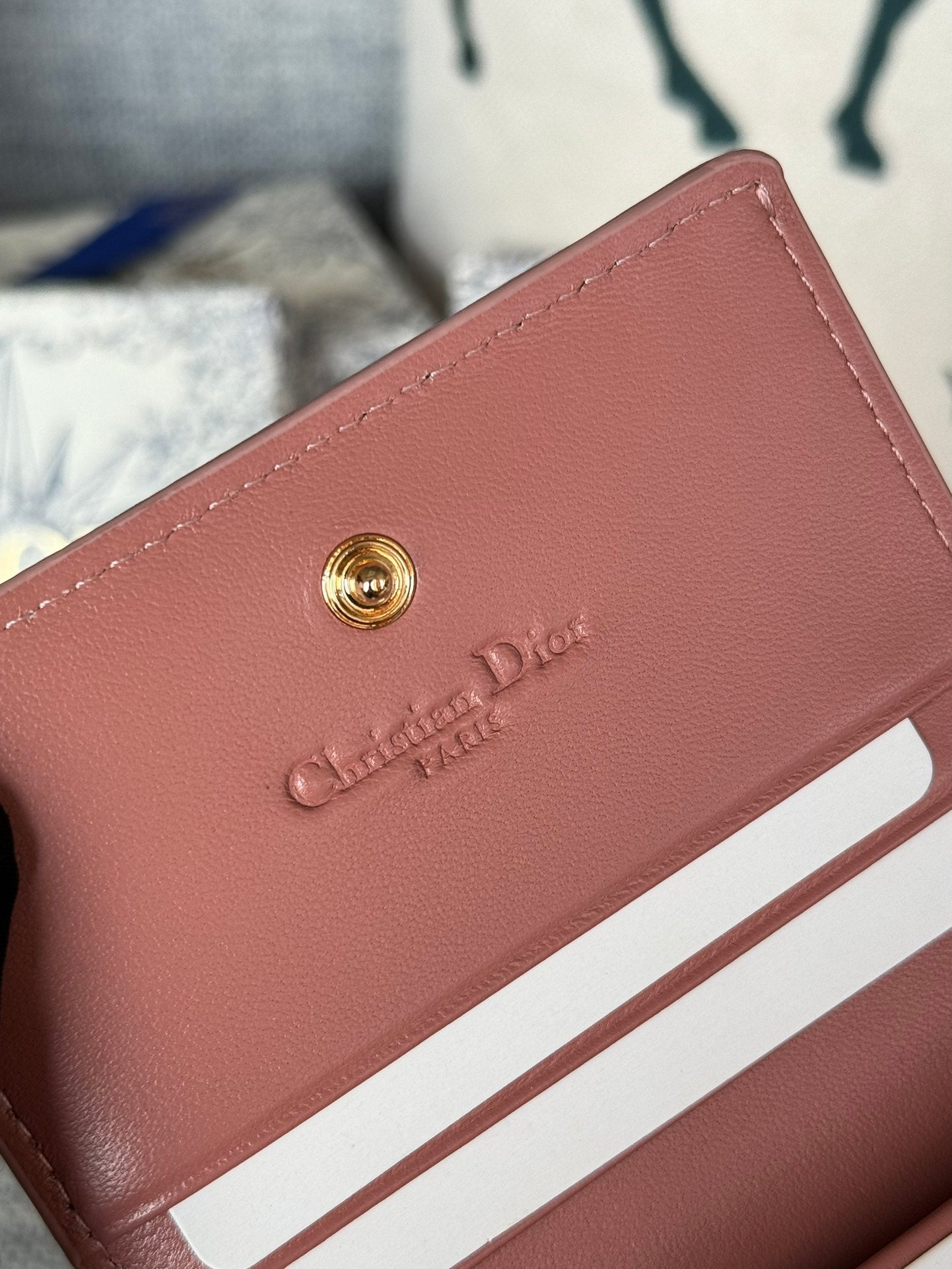 Portefeuille compact CD Caro 11 cm en cuir de veau rose foncé
