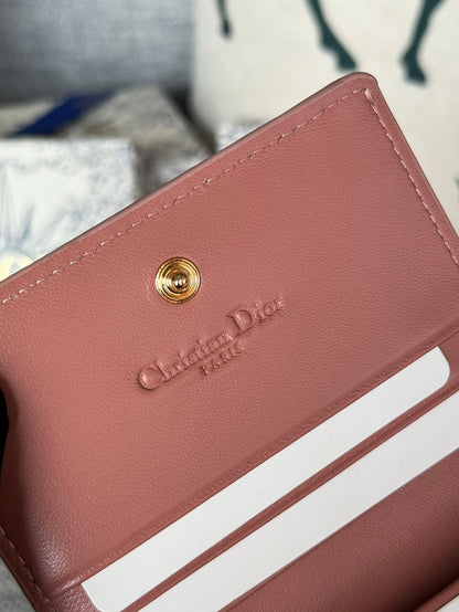 Portefeuille compact CD Caro 11 cm en cuir de veau rose foncé