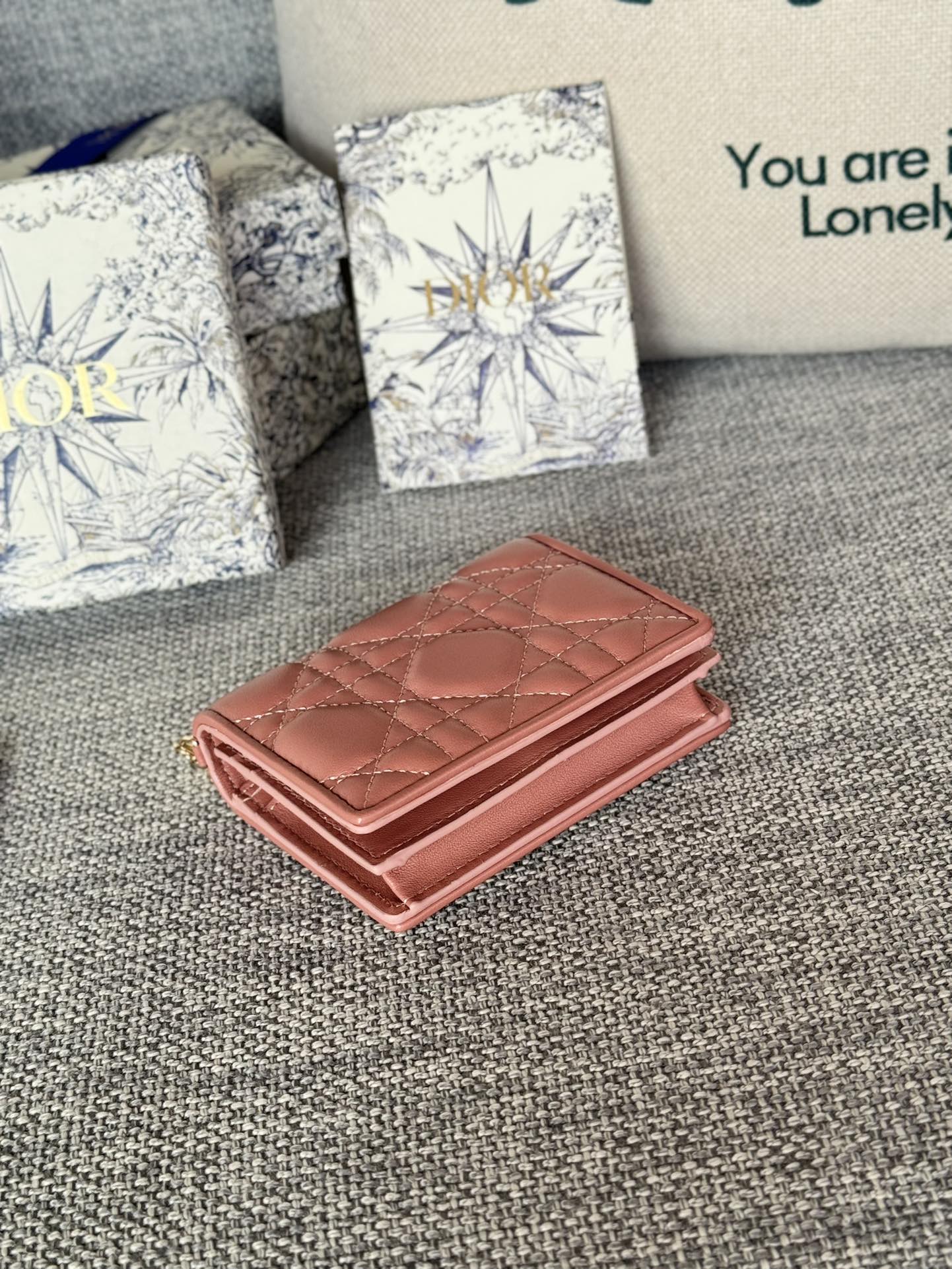 Portefeuille compact CD Caro 11 cm en cuir de veau rose foncé