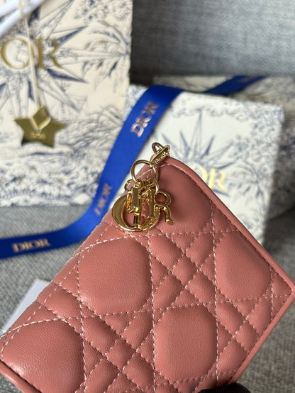 Portefeuille compact CD Caro 11 cm en cuir de veau rose foncé