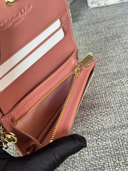 Portefeuille compact CD Caro 11 cm en cuir de veau rose foncé