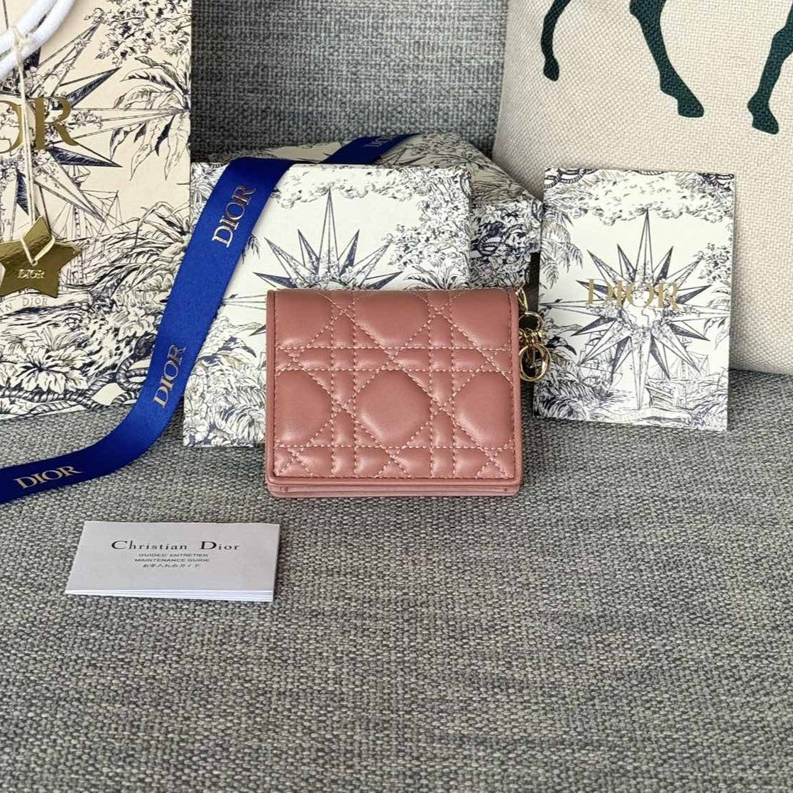 Portefeuille compact CD Caro 11 cm en cuir de veau rose foncé