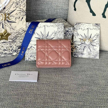 Portefeuille compact CD Caro 11 cm en cuir de veau rose foncé