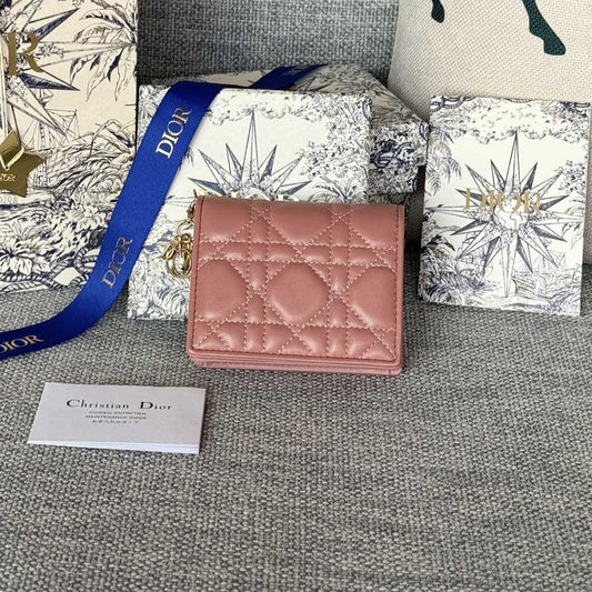 Portefeuille compact CD Caro 11 cm en cuir de veau rose foncé