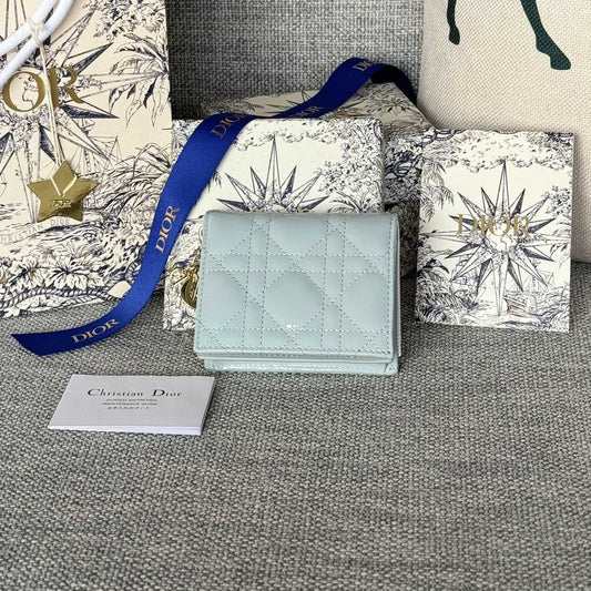 Portefeuille compact CD Caro 11 cm en cuir de veau bleu nuage brillant