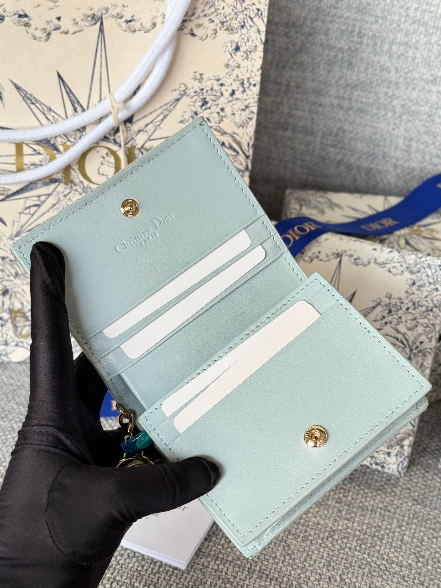 CD Caro 11cm コンパクトウォレット シャイニークラウドブルー カーフスキン
