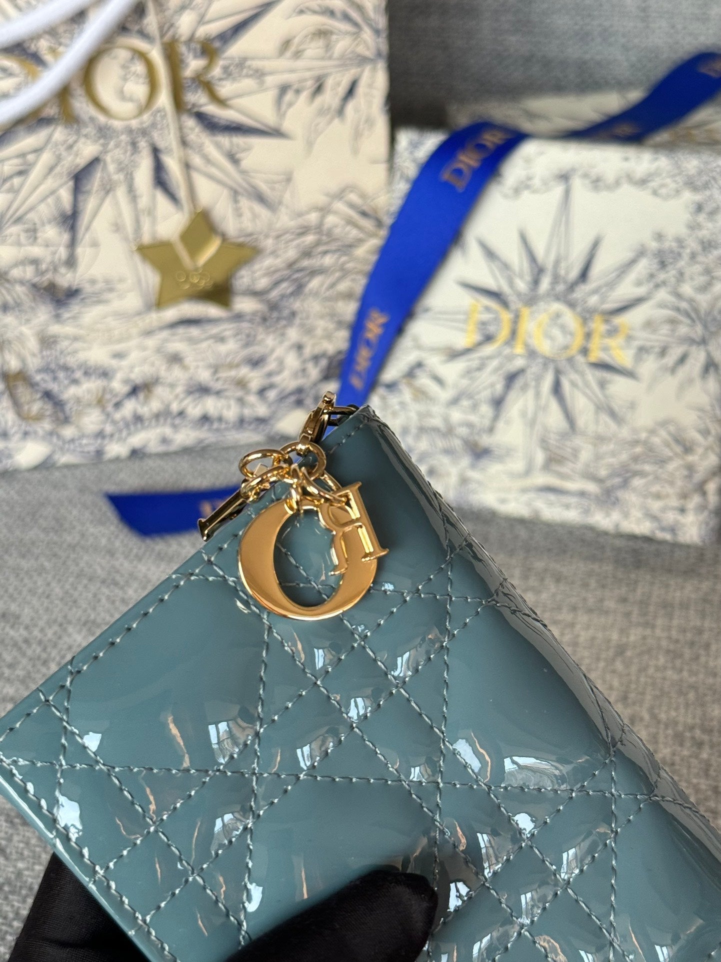 Portefeuille compact CD Caro 11 cm en cuir de veau bleu sarcelle brillant