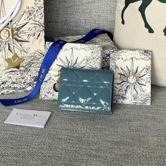 Portefeuille compact CD Caro 11 cm en cuir de veau bleu sarcelle brillant