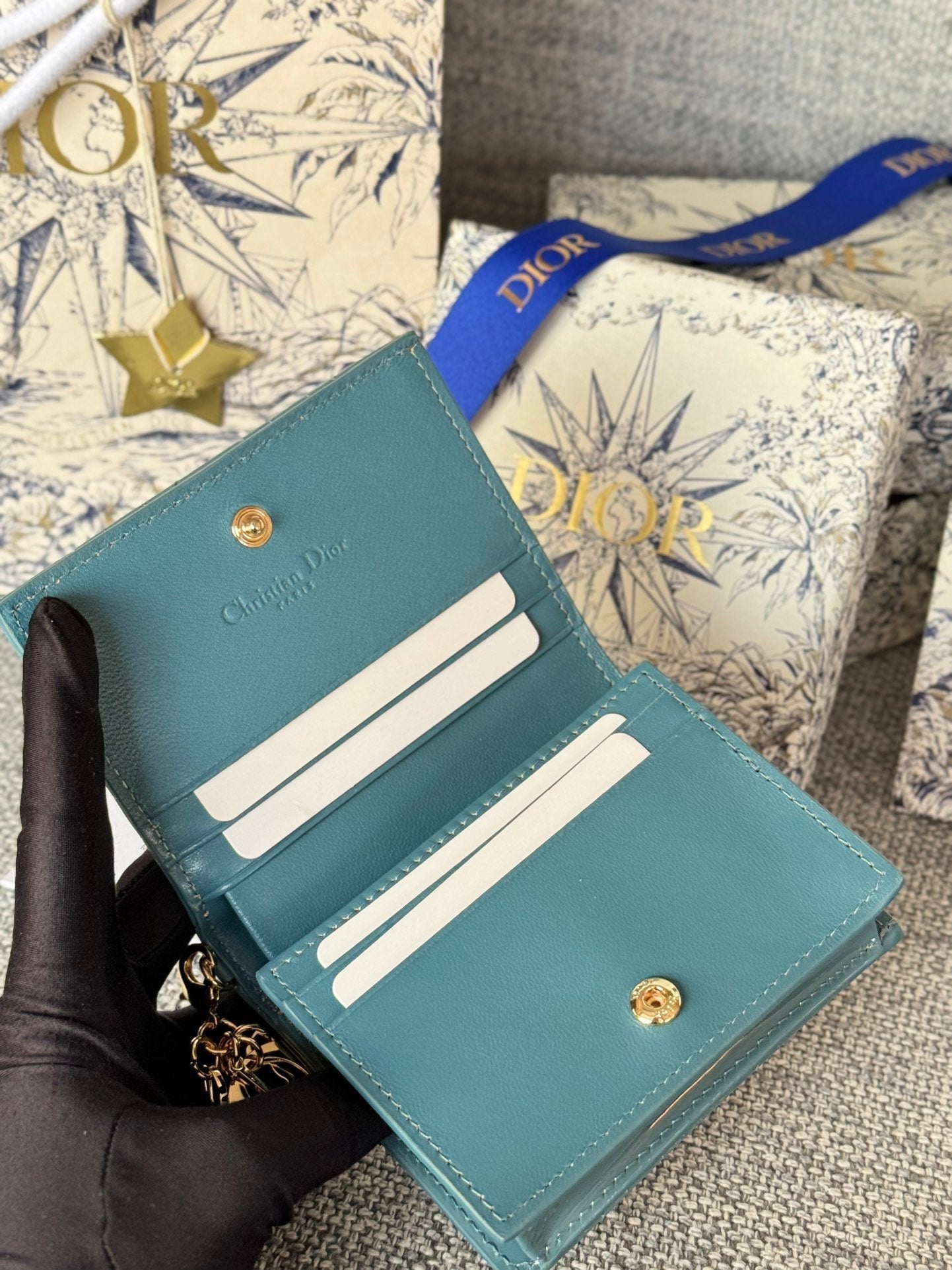 Portefeuille compact CD Caro 11 cm en cuir de veau bleu sarcelle brillant