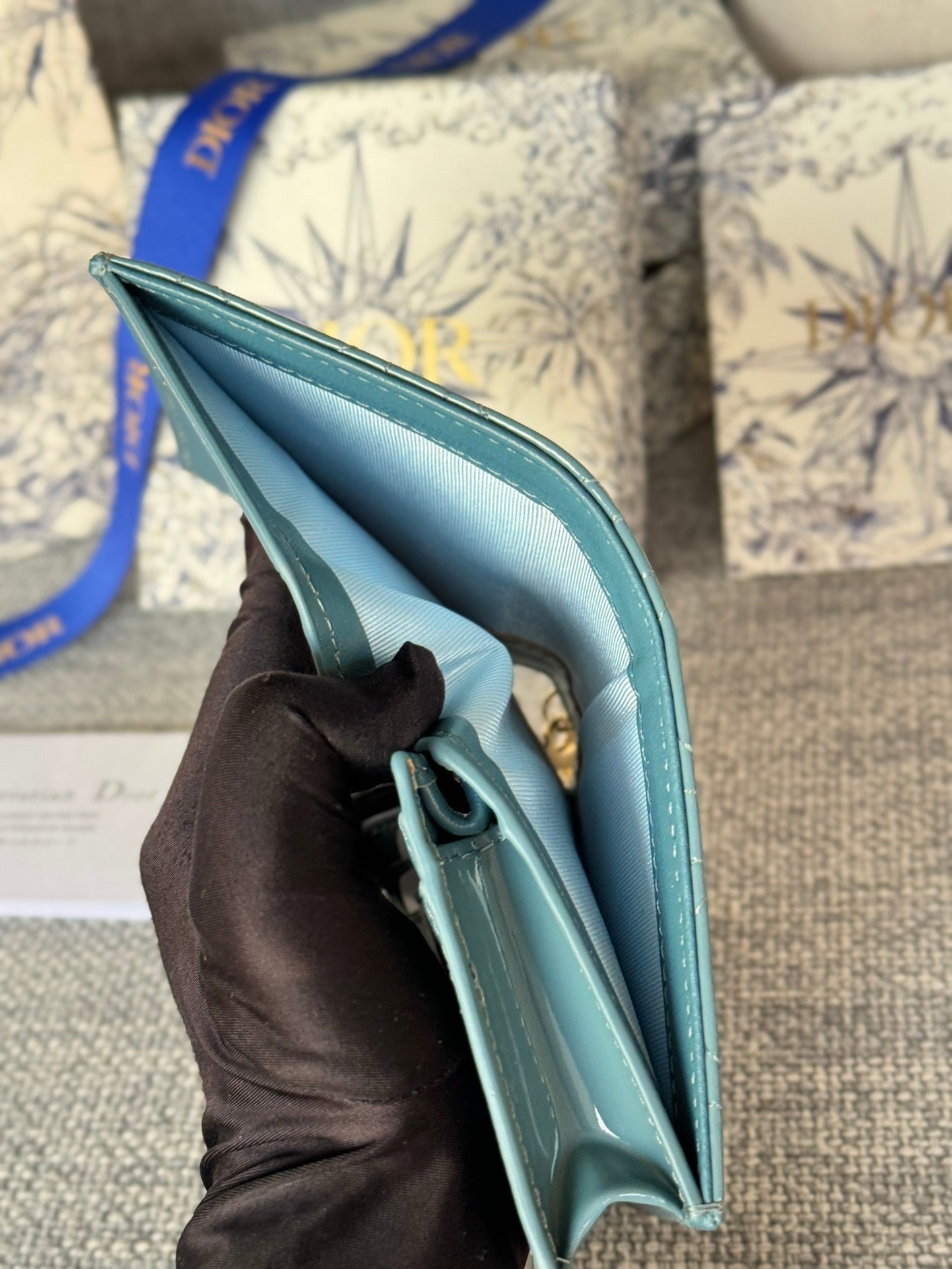 Portefeuille compact CD Caro 11 cm en cuir de veau bleu sarcelle brillant