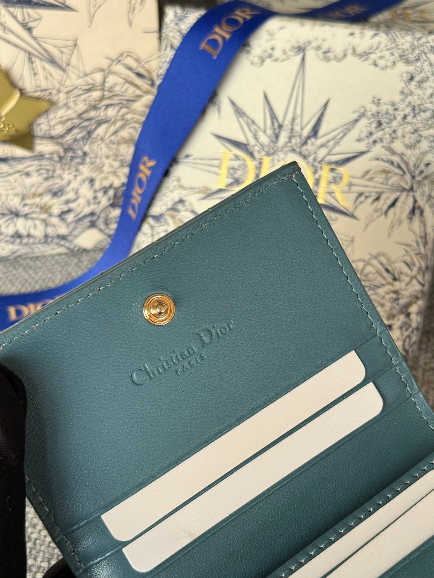 Portefeuille compact CD Caro 11 cm en cuir de veau bleu sarcelle brillant