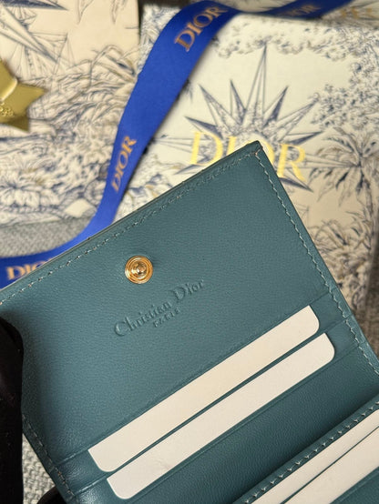 Portefeuille compact CD Caro 11 cm en cuir de veau bleu sarcelle brillant
