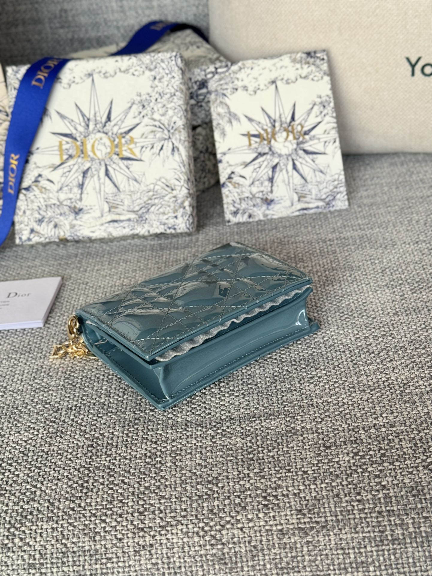 Portefeuille compact CD Caro 11 cm en cuir de veau bleu sarcelle brillant