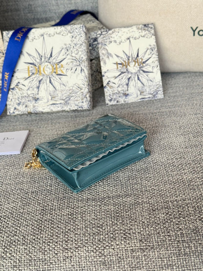 Portefeuille compact CD Caro 11 cm en cuir de veau bleu sarcelle brillant