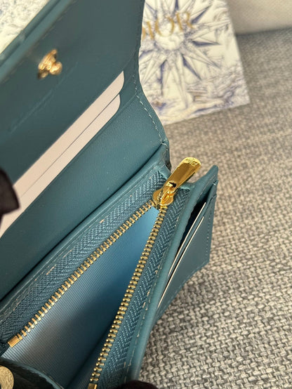 Portefeuille compact CD Caro 11 cm en cuir de veau bleu sarcelle brillant