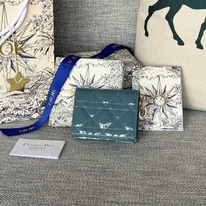 Portefeuille compact CD Caro 11 cm en cuir de veau bleu sarcelle brillant