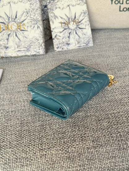 Portefeuille compact CD Caro 11 cm en cuir de veau bleu sarcelle brillant