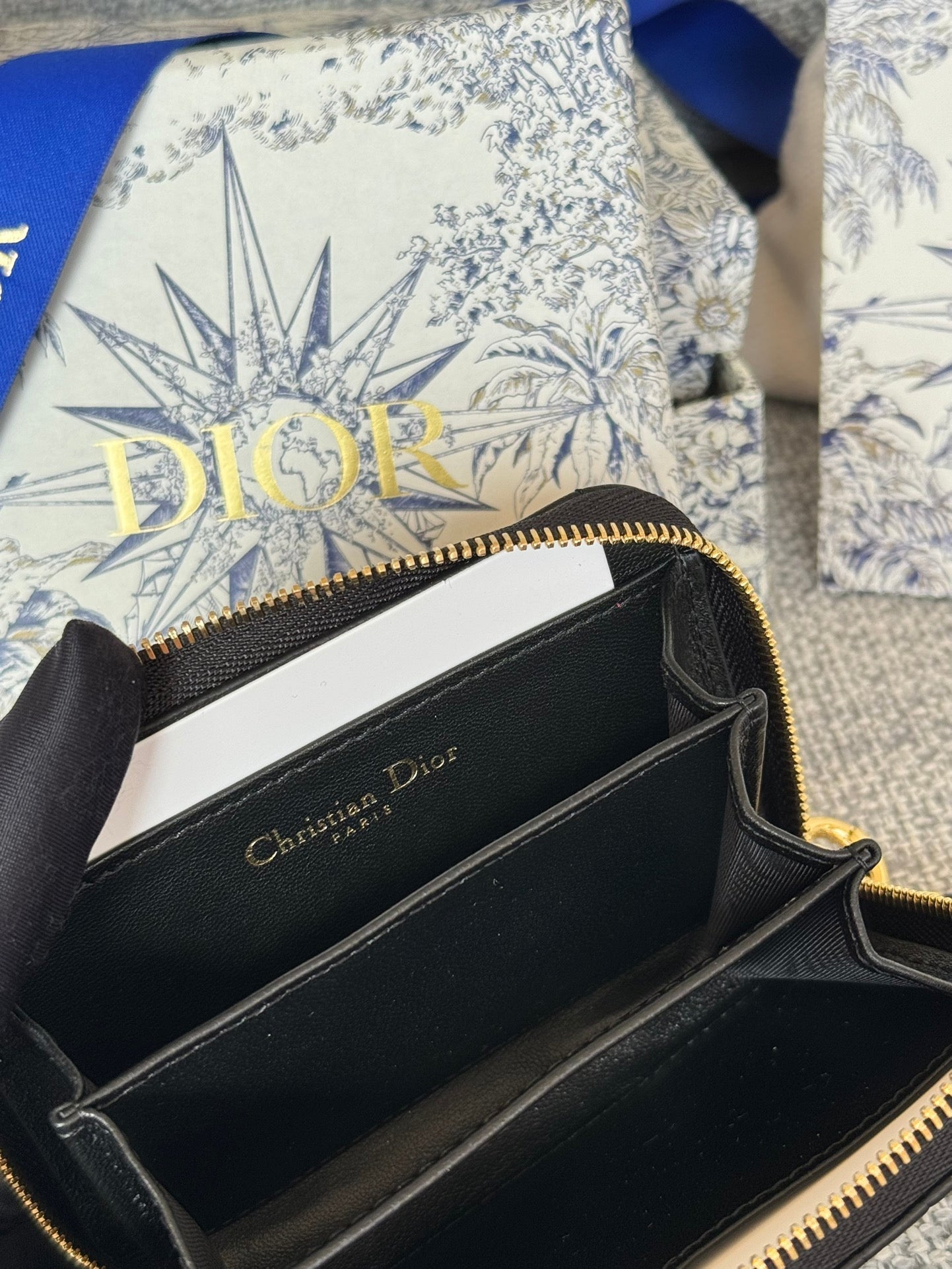 Portefeuille compact CD Logo Caro 11 cm en cuir de veau noir