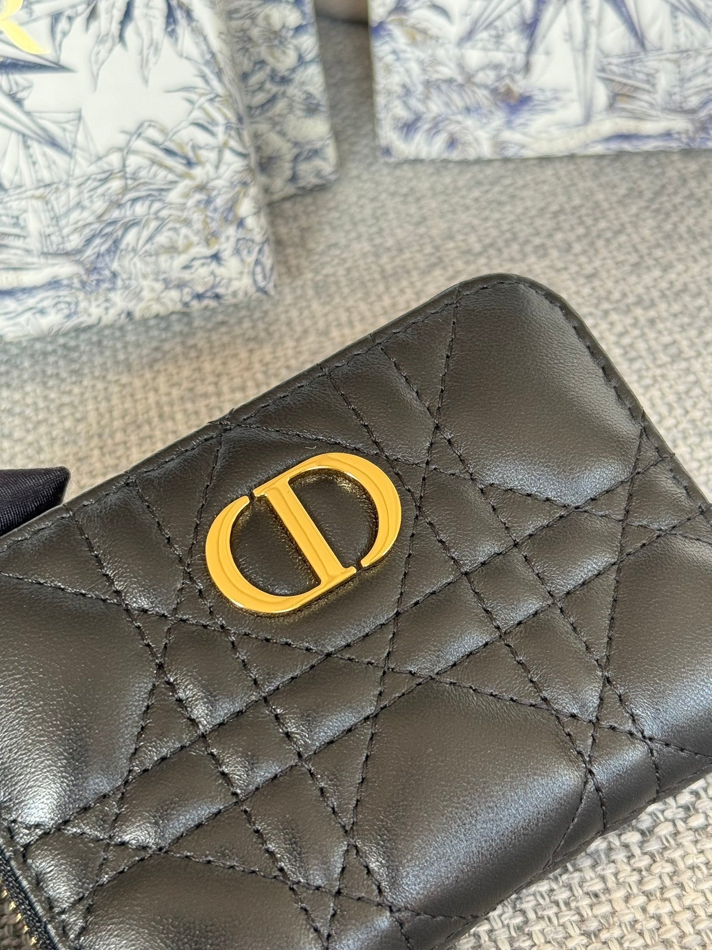 Portefeuille compact CD Logo Caro 11 cm en cuir de veau noir