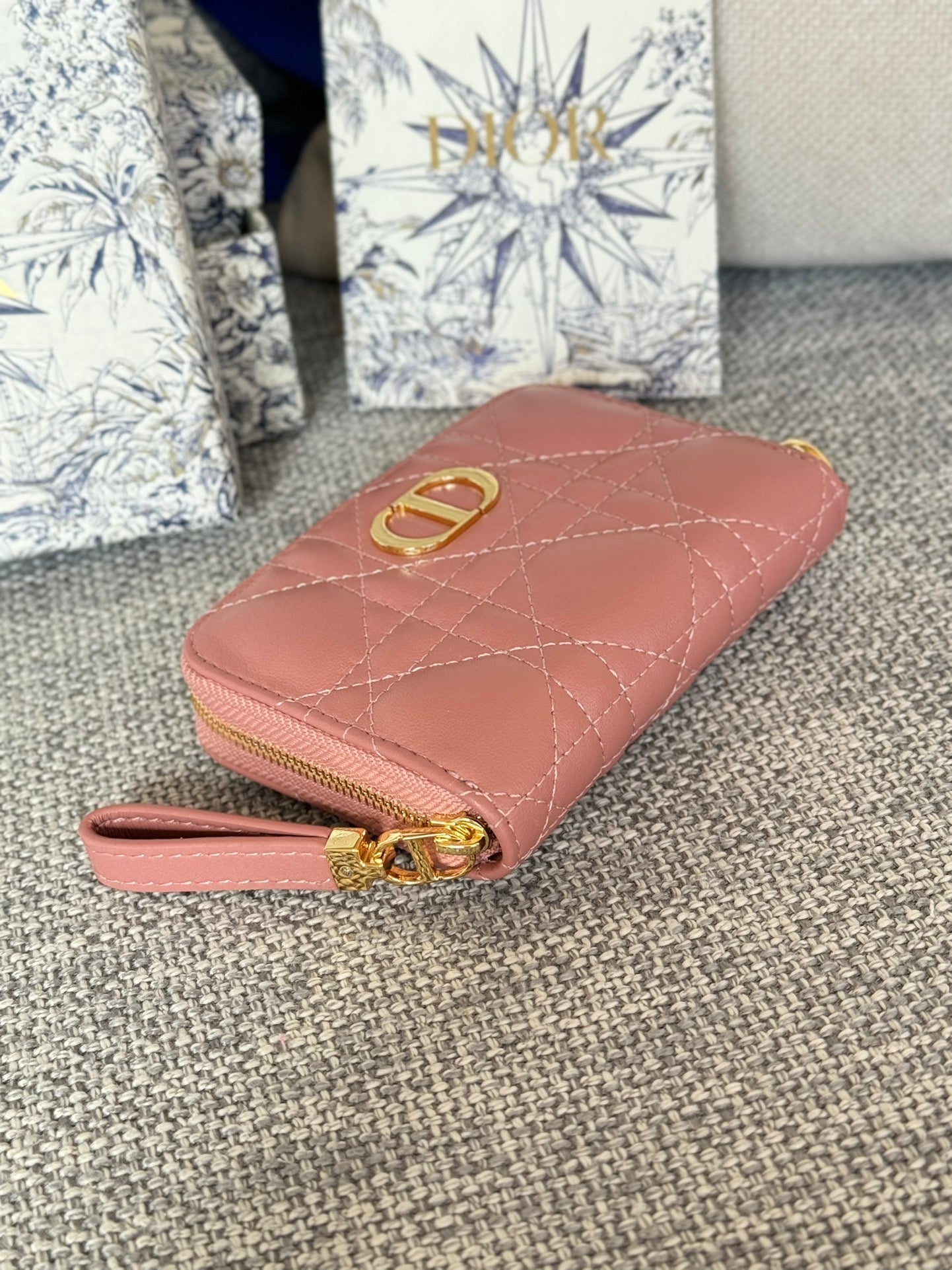 CDロゴ カロ 11cm コンパクトウォレット ダークピンク カーフスキン
