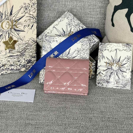 Portefeuille compact CD Caro 11 cm en cuir de veau rose brillant