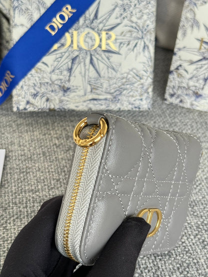 Portefeuille compact CD Logo Caro 11 cm en cuir de veau gris
