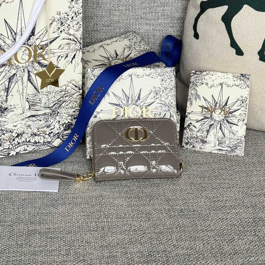 Portefeuille compact CD Logo Caro 11 cm en cuir de veau gris brillant