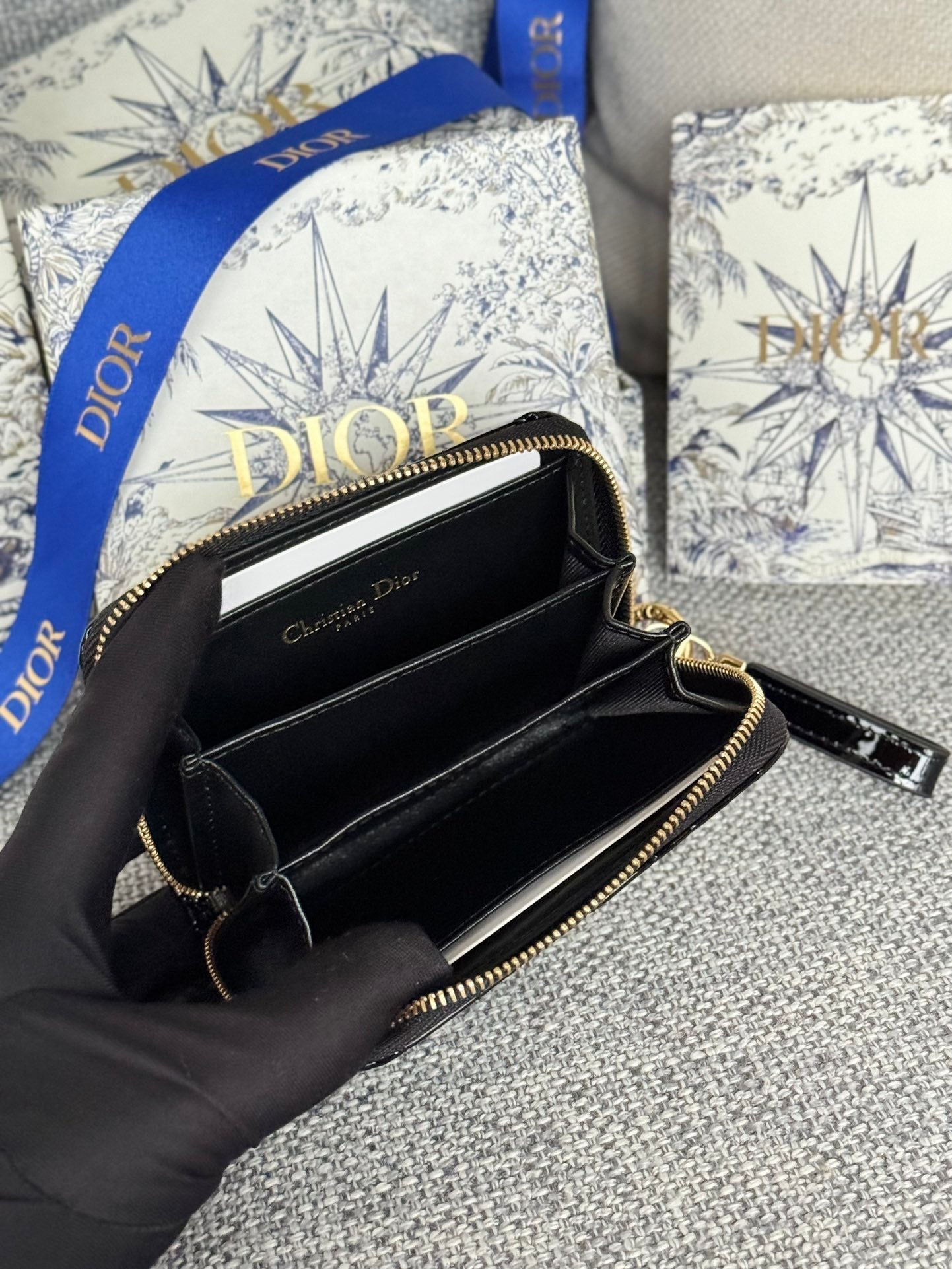 Portefeuille compact CD Logo Caro 11 cm en cuir de veau noir brillant
