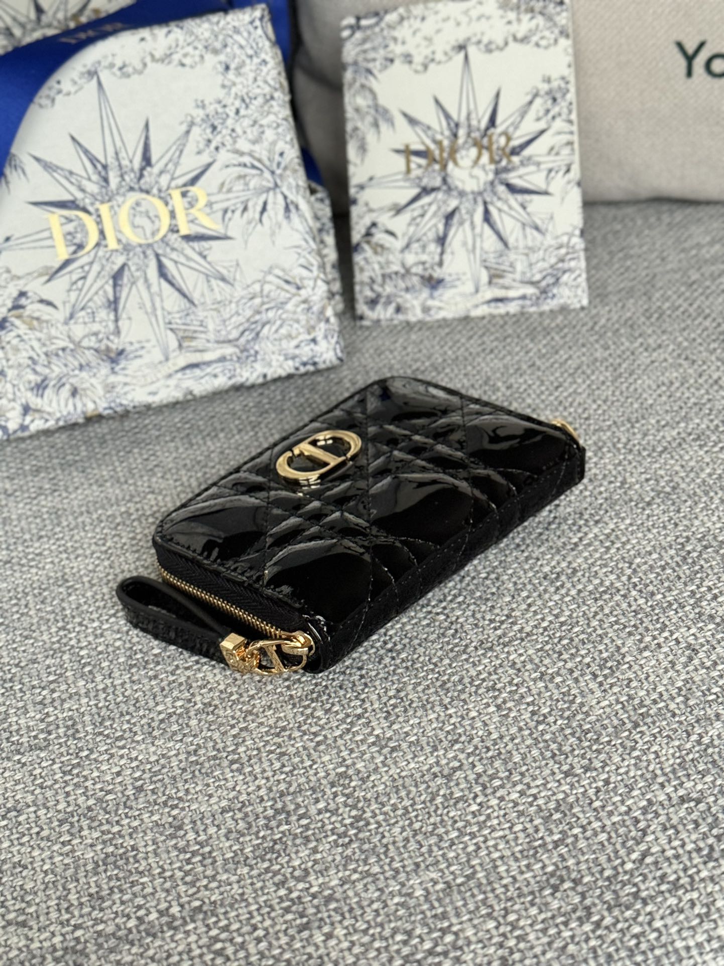 Portefeuille compact CD Logo Caro 11 cm en cuir de veau noir brillant