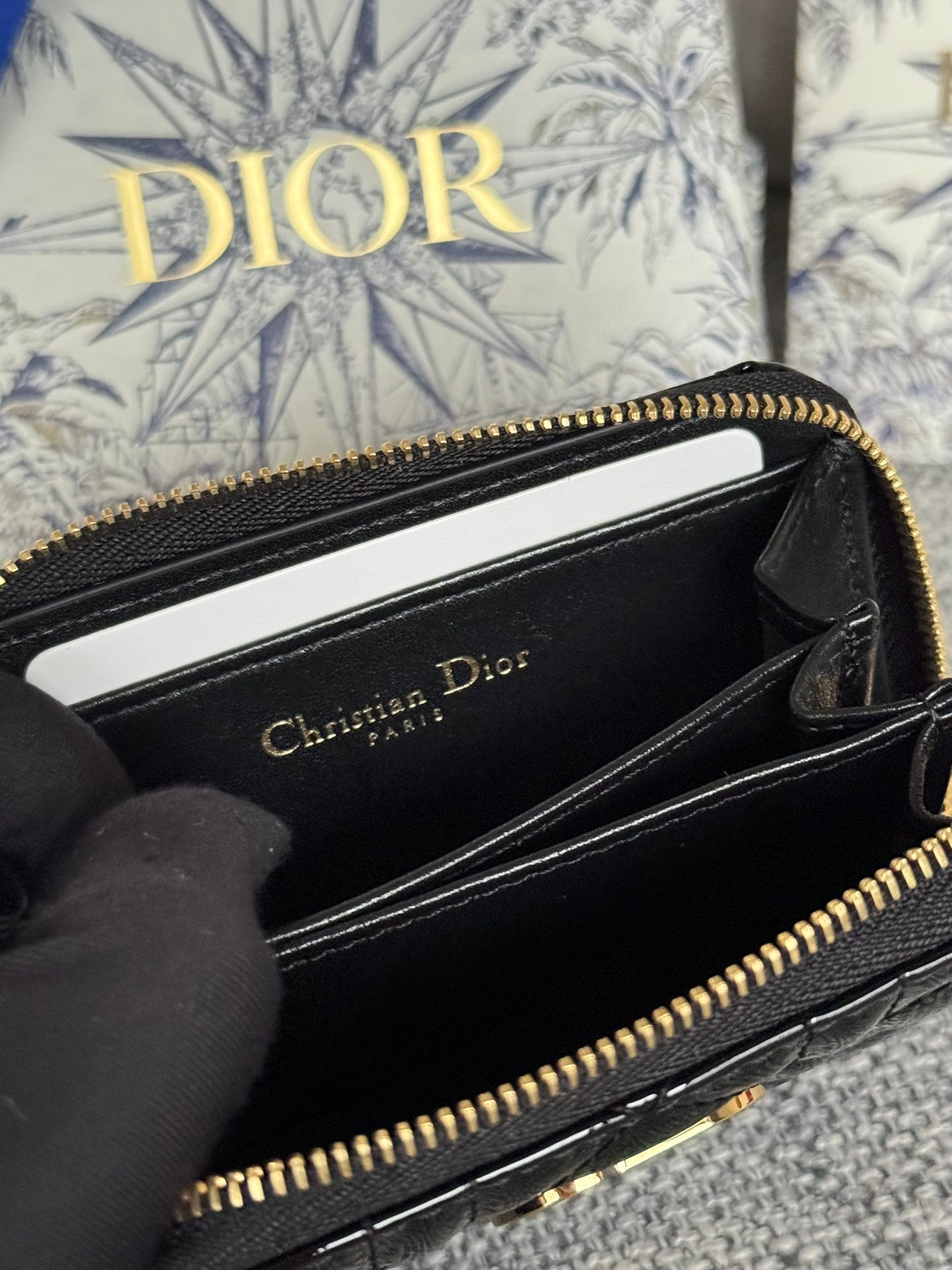 Portefeuille compact CD Logo Caro 11 cm en cuir de veau noir brillant