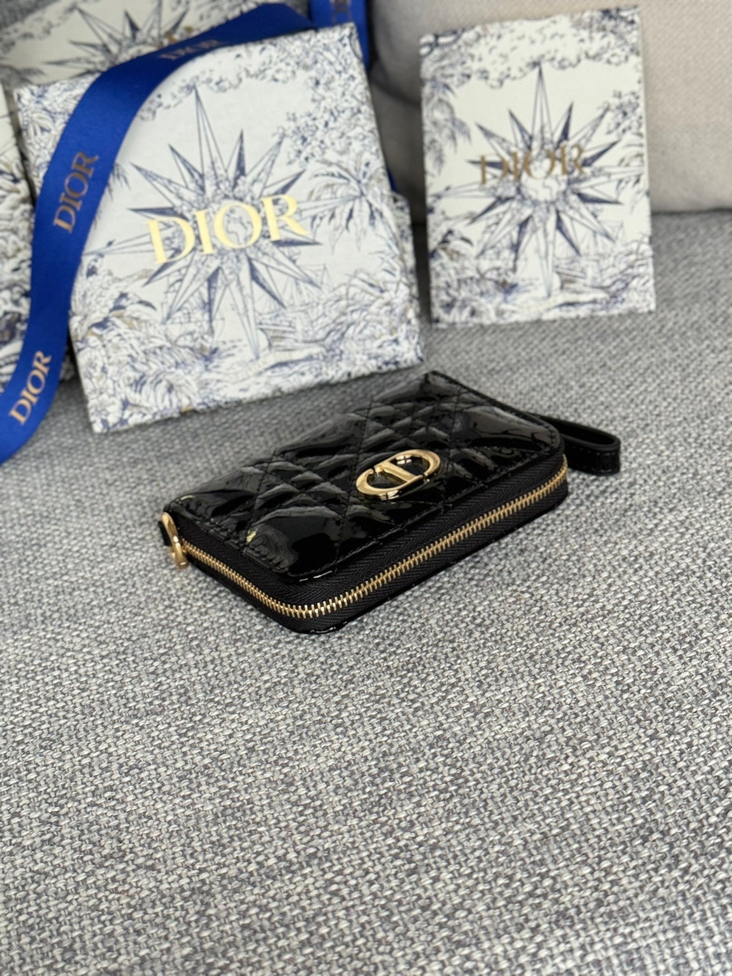 Portefeuille compact CD Logo Caro 11 cm en cuir de veau noir brillant