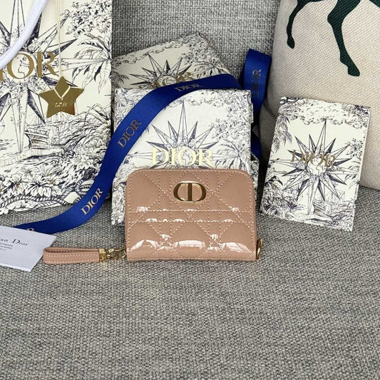 Portefeuille compact CD Logo Caro 11 cm en cuir de veau beige foncé brillant