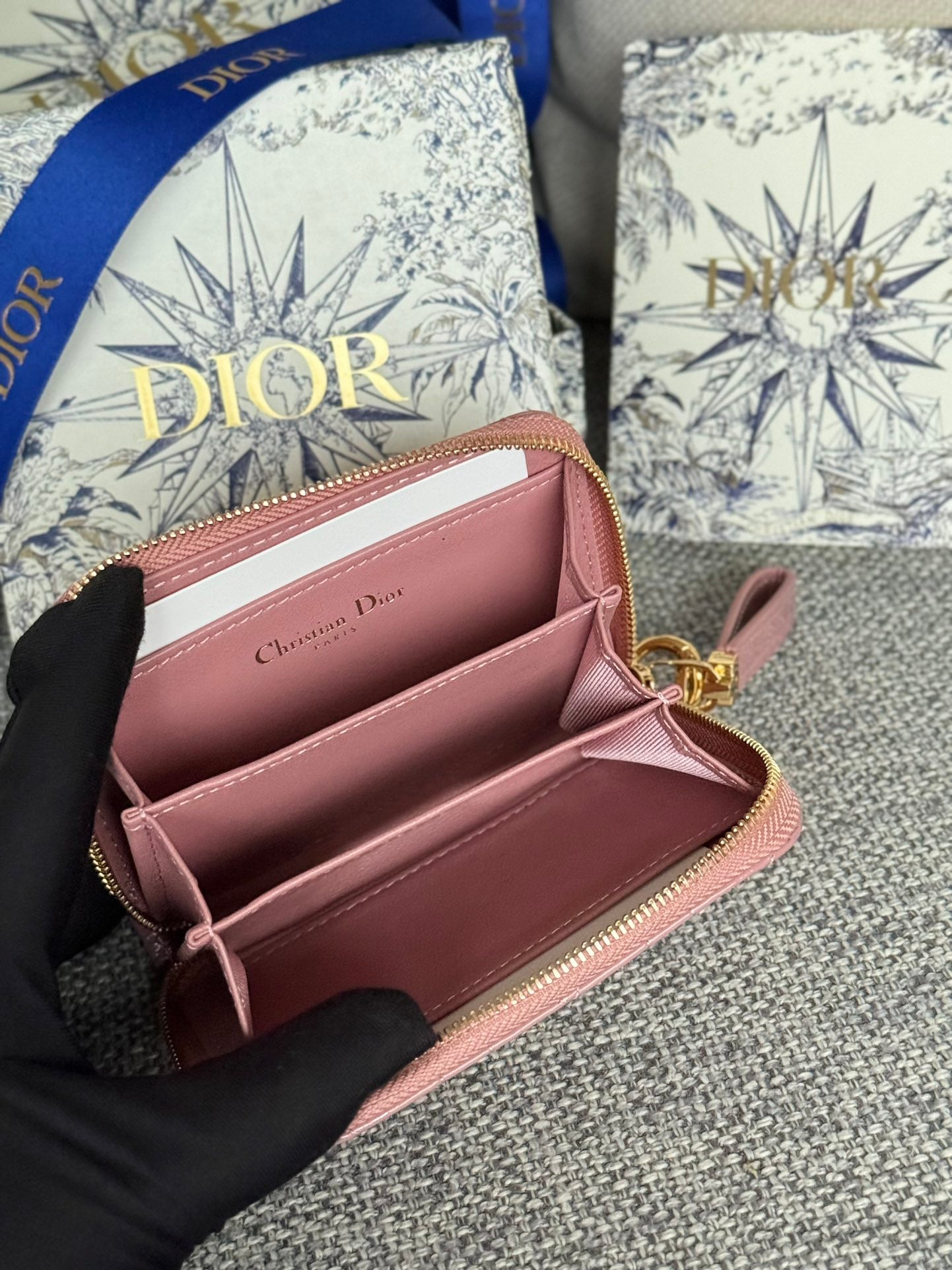 CDロゴ カロ 11cm コンパクトウォレット シャイニーピンク カーフスキン