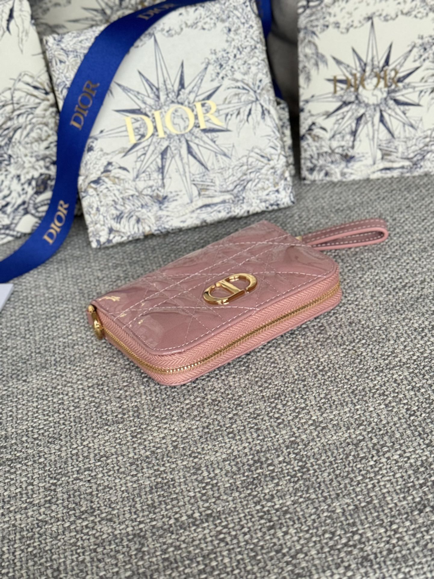 CDロゴ カロ 11cm コンパクトウォレット シャイニーピンク カーフスキン