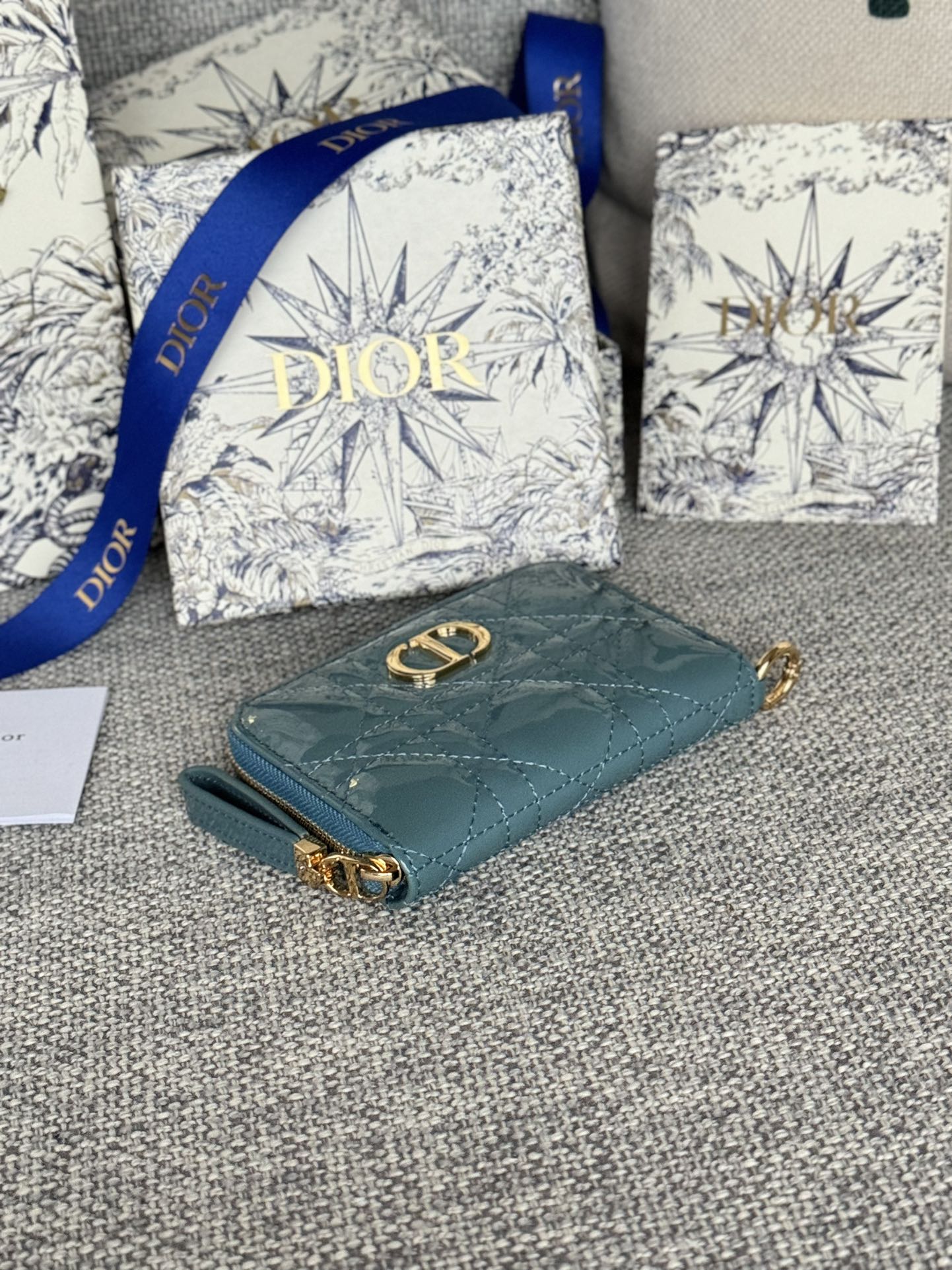 Portefeuille compact Caro 11 cm en cuir de veau bleu sarcelle brillant avec logo CD