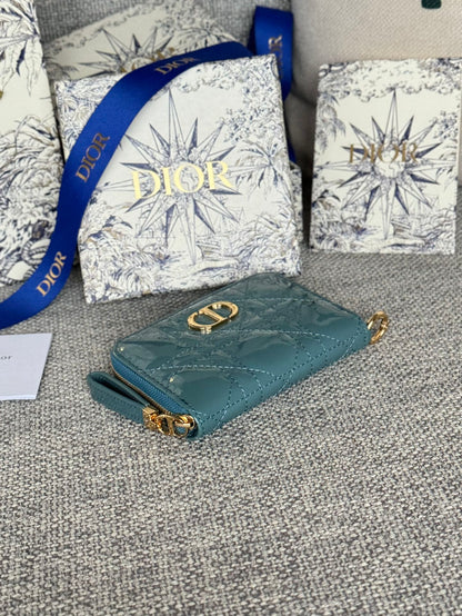 Portefeuille compact Caro 11 cm en cuir de veau bleu sarcelle brillant avec logo CD