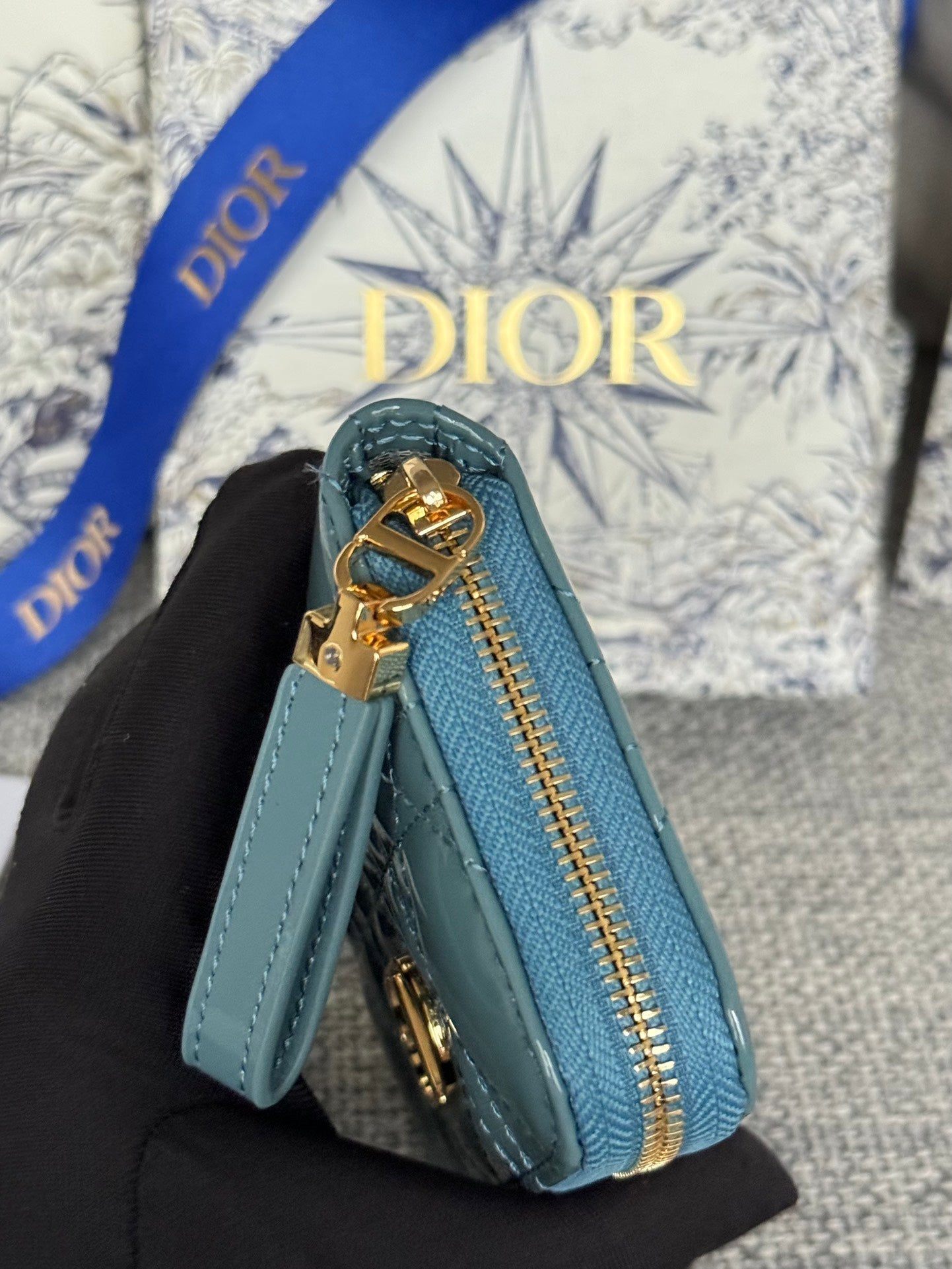 Portefeuille compact Caro 11 cm en cuir de veau bleu sarcelle brillant avec logo CD