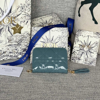 Portefeuille compact Caro 11 cm en cuir de veau bleu sarcelle brillant avec logo CD