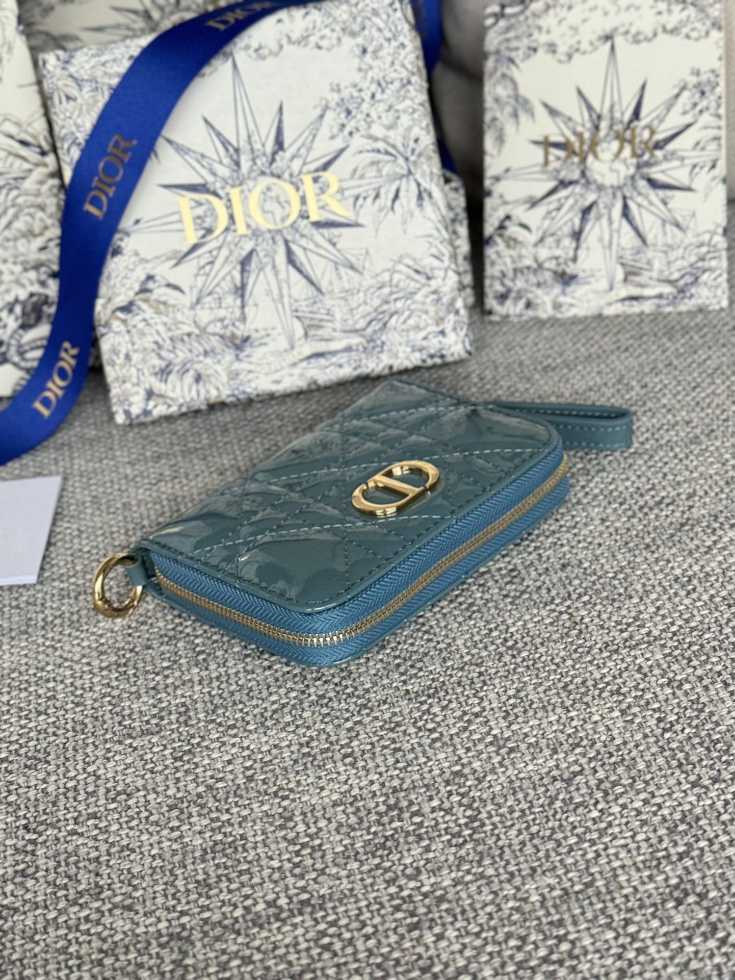 Portefeuille compact Caro 11 cm en cuir de veau bleu sarcelle brillant avec logo CD
