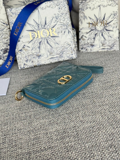 Portefeuille compact Caro 11 cm en cuir de veau bleu sarcelle brillant avec logo CD